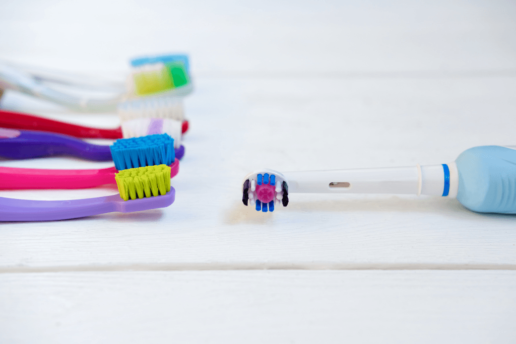 Jak wybrać idealną szczoteczkę do zębów? Dentysta nie ma wątpliwości.