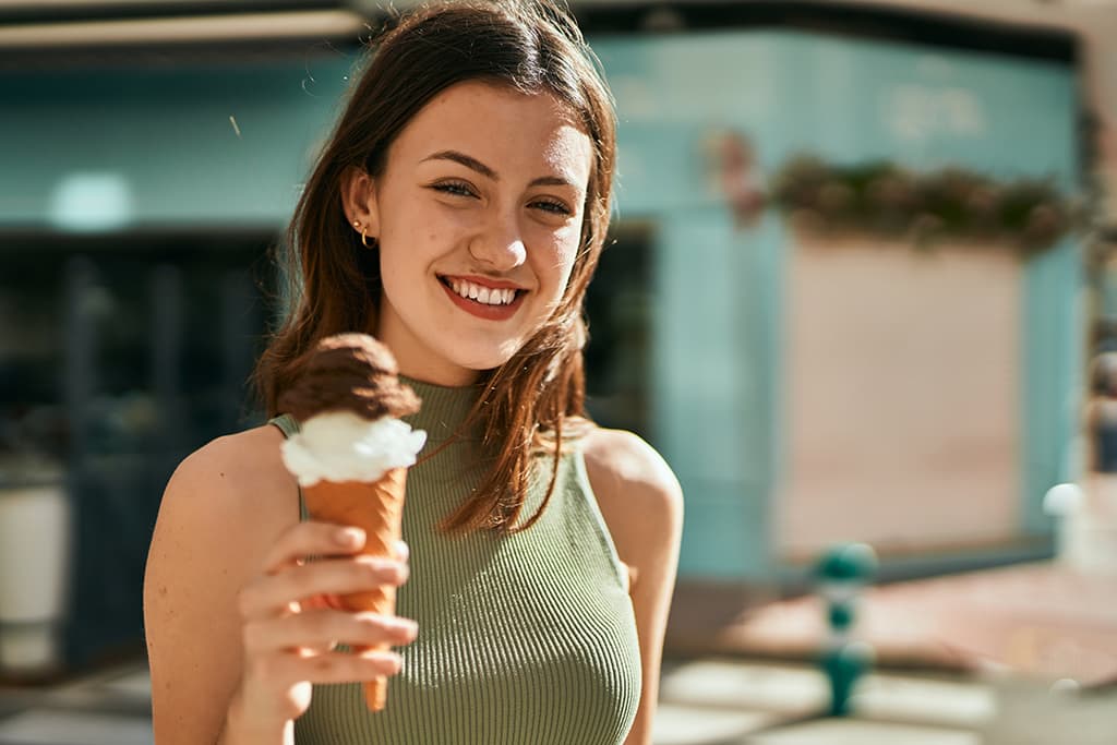 Basen, lody, lemoniada – co najbardziej niszczy zęby latem?